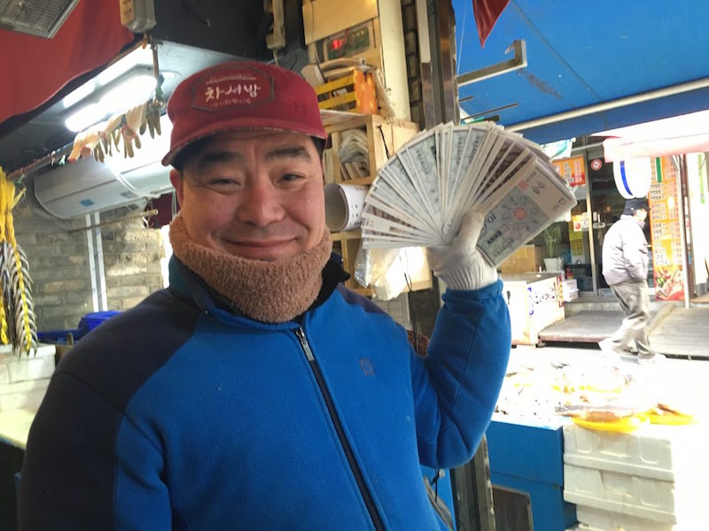 3일치 들어온 성남사랑상품권을 들고 있는 상인 차인태 씨